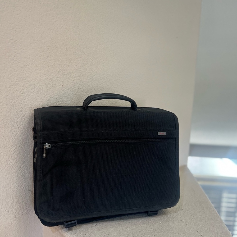 Tumi Black 16”x12”x6” Expandable Laptop/Briefcase Shoulder/Crossbody Bag‎